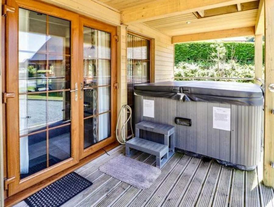 Artro Lodge Luxury 3 Bedroom, 3 Bathroom & Hot Tub Лланбедр Экстерьер фото