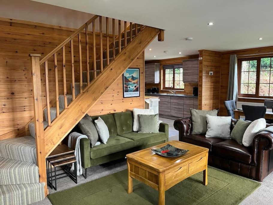Artro Lodge Luxury 3 Bedroom, 3 Bathroom & Hot Tub Лланбедр Экстерьер фото