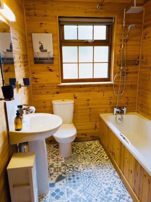 Artro Lodge Luxury 3 Bedroom, 3 Bathroom & Hot Tub Лланбедр Экстерьер фото
