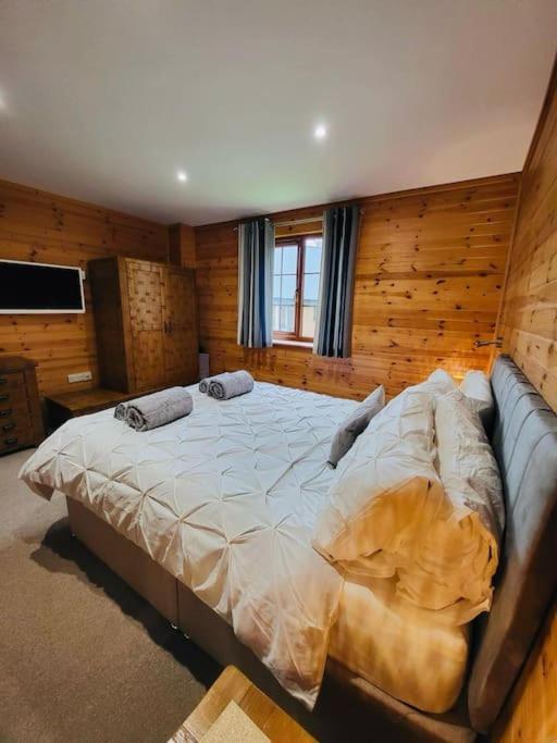Artro Lodge Luxury 3 Bedroom, 3 Bathroom & Hot Tub Лланбедр Экстерьер фото