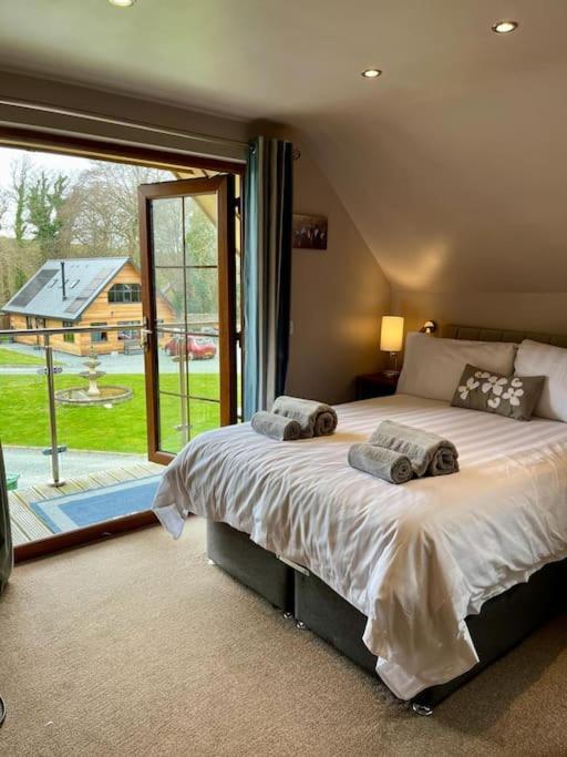 Artro Lodge Luxury 3 Bedroom, 3 Bathroom & Hot Tub Лланбедр Экстерьер фото